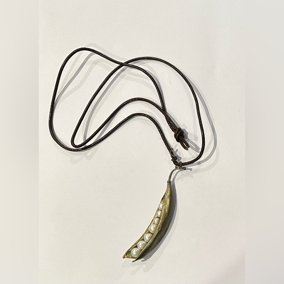 Michael Michaud Pea Pod Necklace - 7 Cultured Pearl Peas - Picture 3 of 7